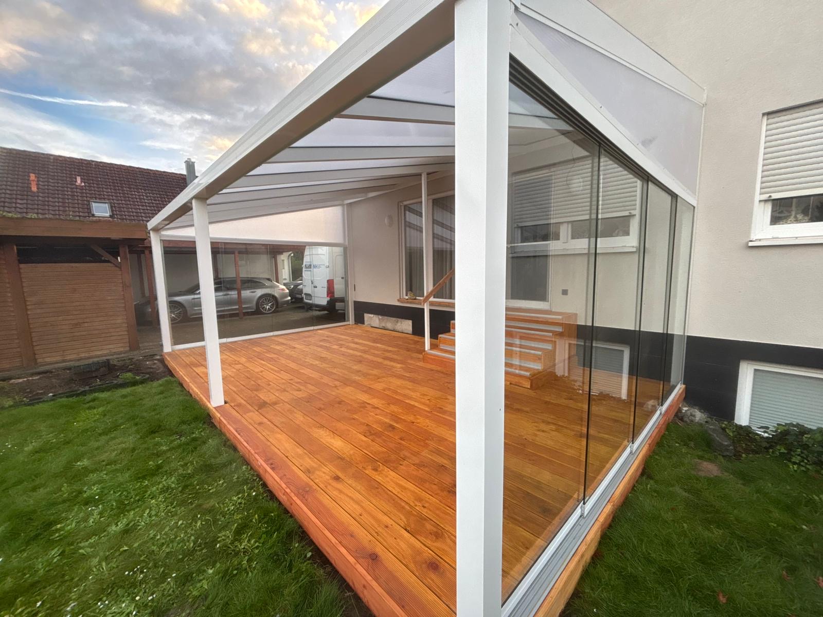 Moderne Pergola mit Glasdach